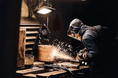 Imagen de curso 2: soldador puliendo