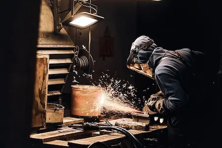 Imagen de un soldador con TIG