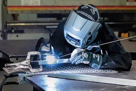 Imagen de un soldador con TIG